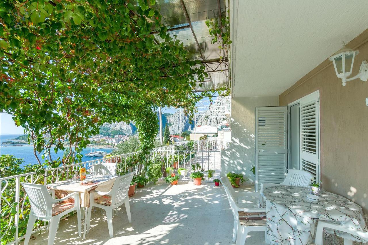 Apartment And Rooms Tatjana Omis Exterior photo