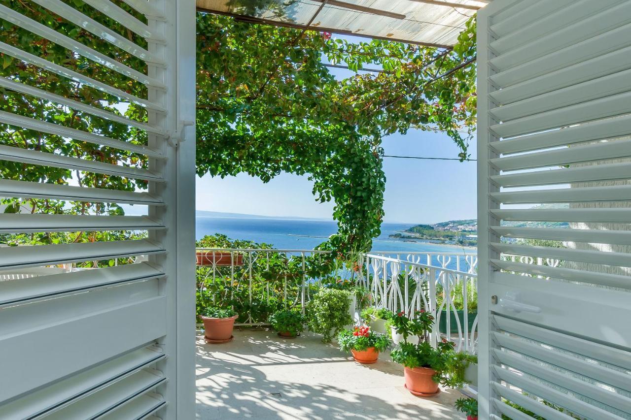 Apartment And Rooms Tatjana Omis Exterior photo