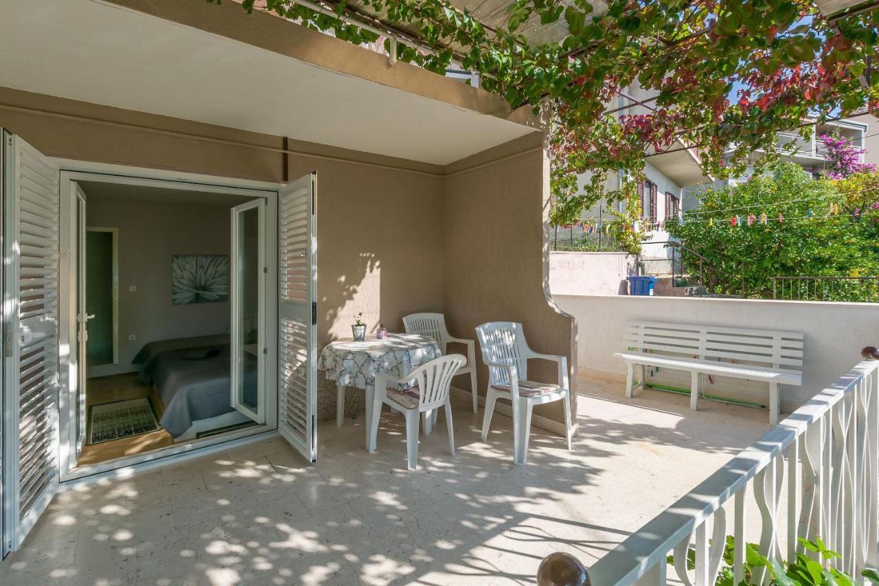 Apartment And Rooms Tatjana Omis Exterior photo