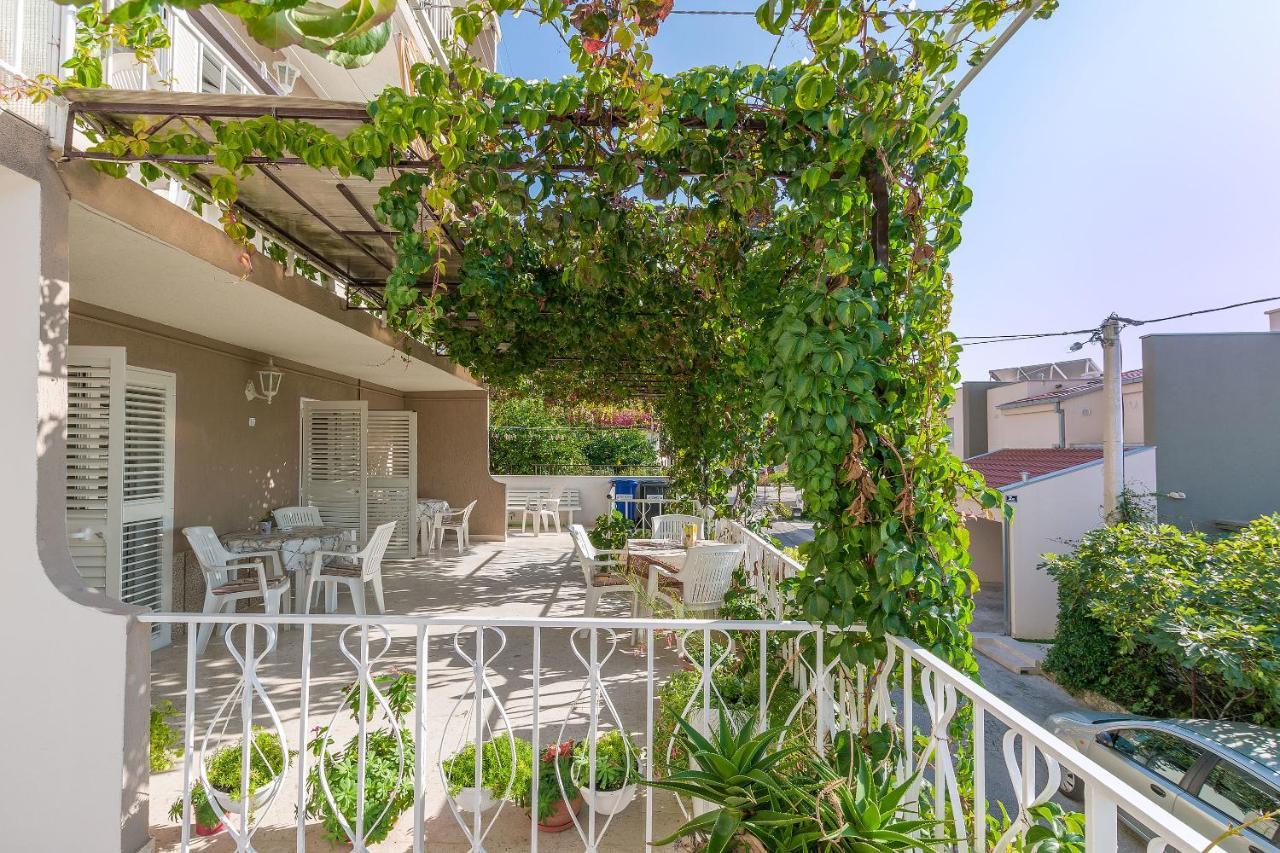 Apartment And Rooms Tatjana Omis Exterior photo