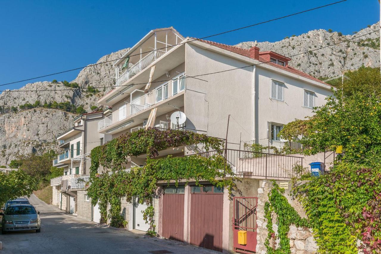 Apartment And Rooms Tatjana Omis Exterior photo
