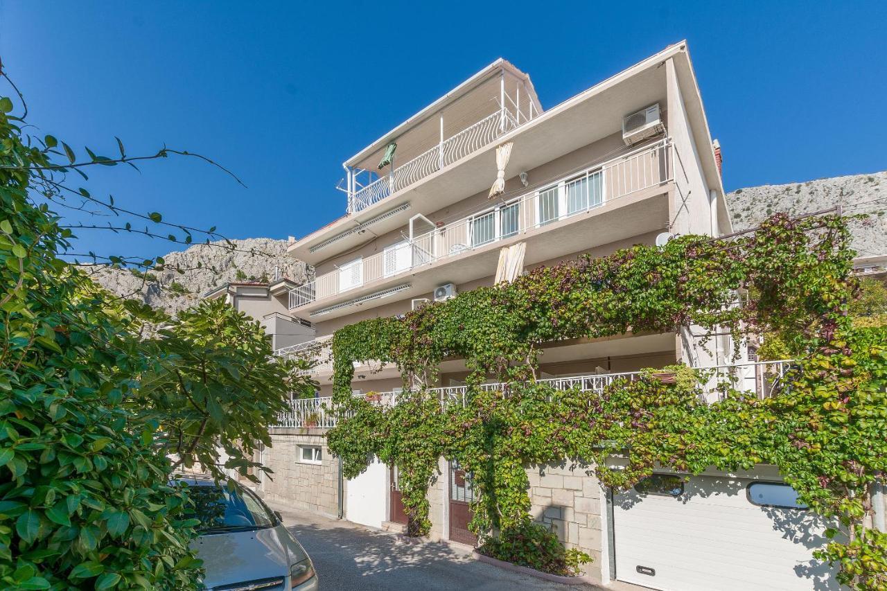 Apartment And Rooms Tatjana Omis Exterior photo